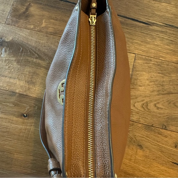 Tory Burch Tan Leather Shoulder Bag with Gold Accents - Picture 7 of 16